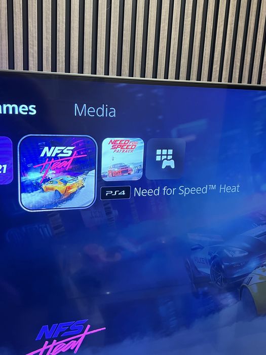 PlayStation 4 Limited Edition God of War + 2 джойстика + 7 игри