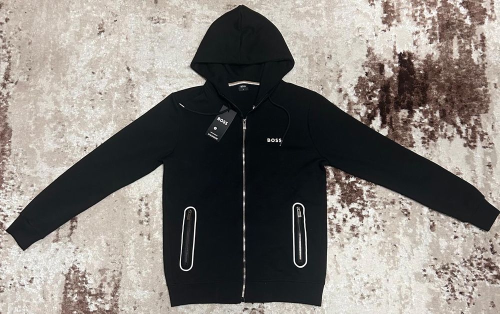 Vând compleu nou de bărbați Boss