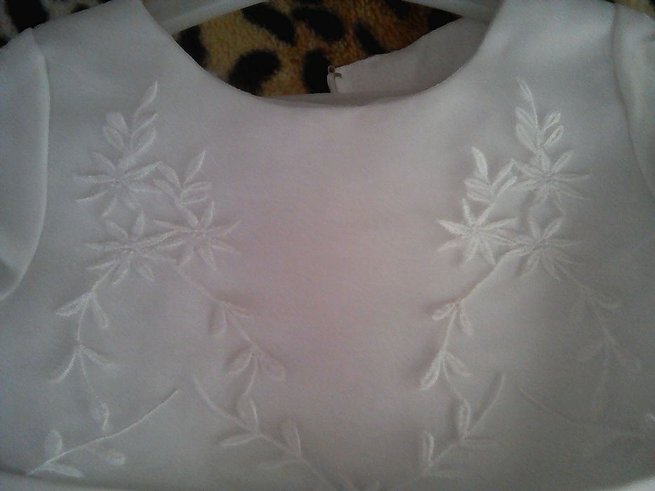 Продам нарядное белое платье.