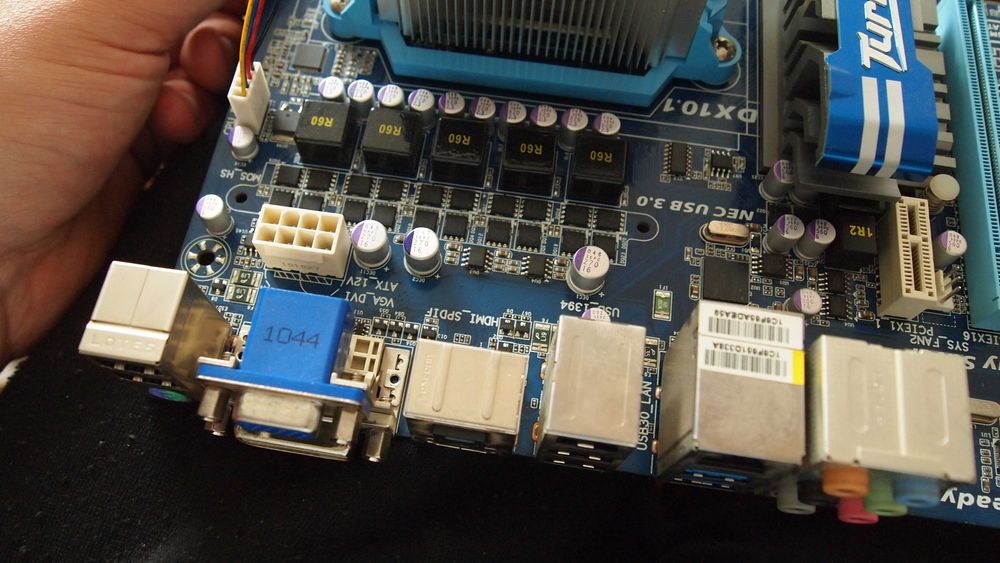 Kit procesor AMD Phenom II X2 + placa de baza Gigabyte GA -880GA-UD3H