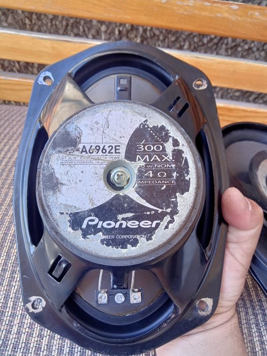 Продам калонки Pioneer original в хорошем состоянии.