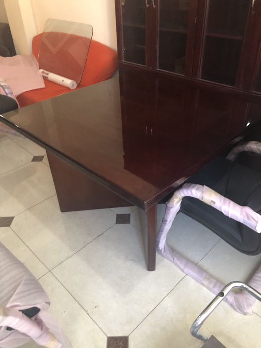 Стол переговоров офисный.