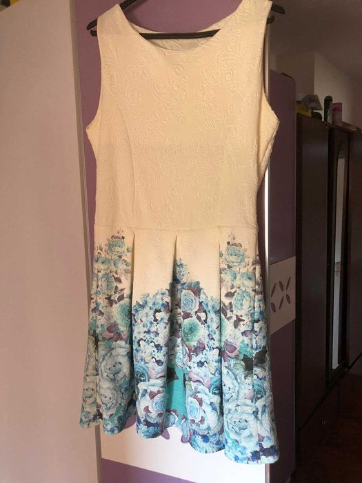 Бяла рокля с цветя