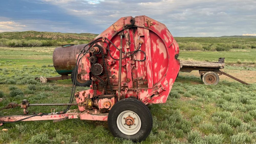 Трактор МТЗ 80, руллонный прессподборщик