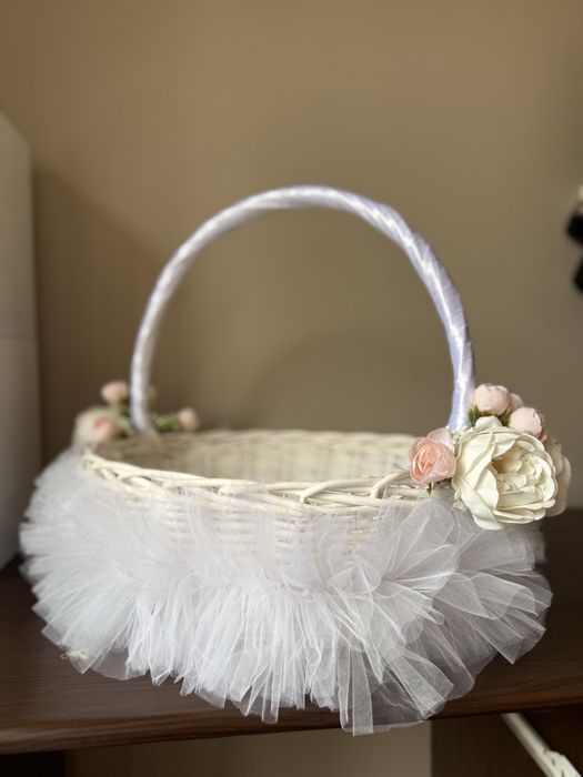 Бели Кошници с тюл, Божури и Рози – За Шаферки/Подаръци