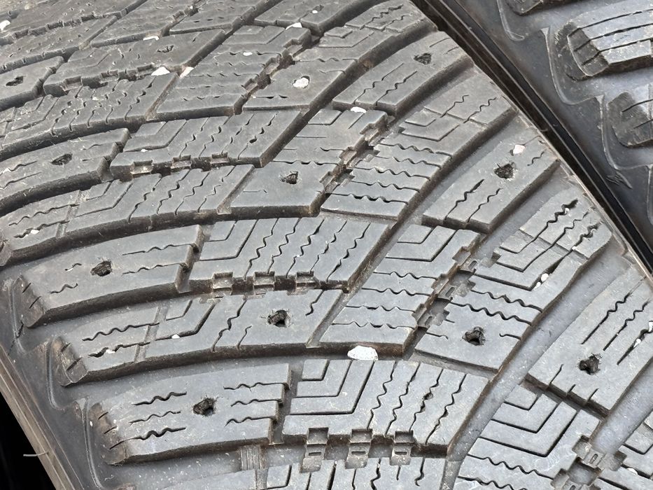 215/65/R17 Goodiyear UltraGrip 4x4 4бр зимни dot3820 7-8мм