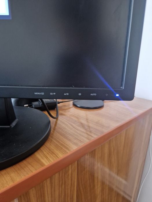 Vând Monitor funcțional fără unitate și cablu de încărcare...