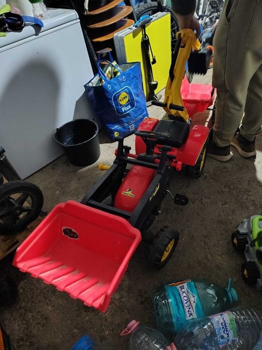 Tractor / buldozer cu pedale, volan, remorca, cupa