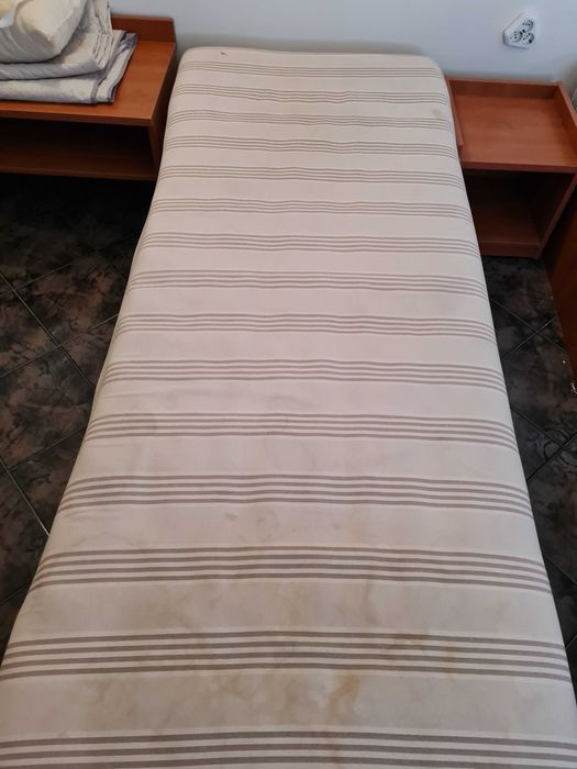 Легла за еднолицеви матраци или подматрачна рамка с или без матрак.