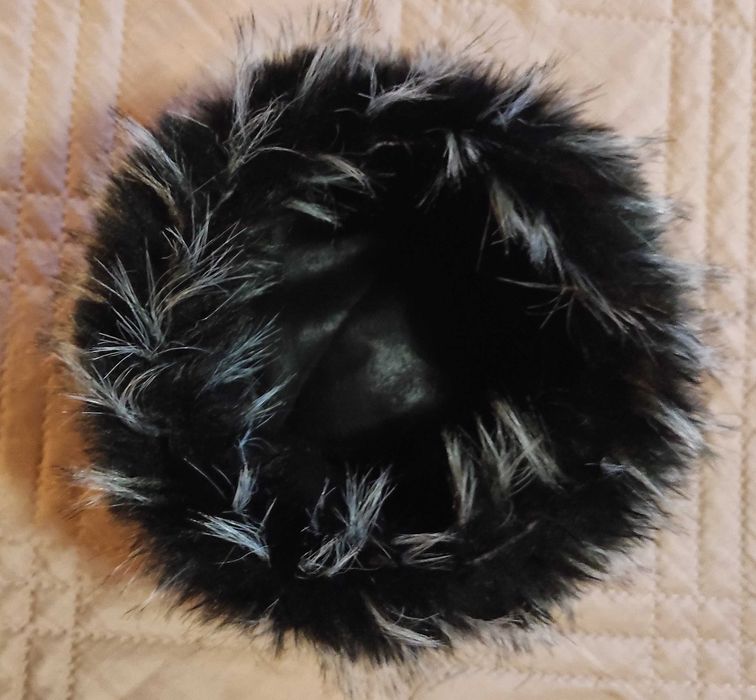 Красив зимен комплект - шапка , яка и помпони.