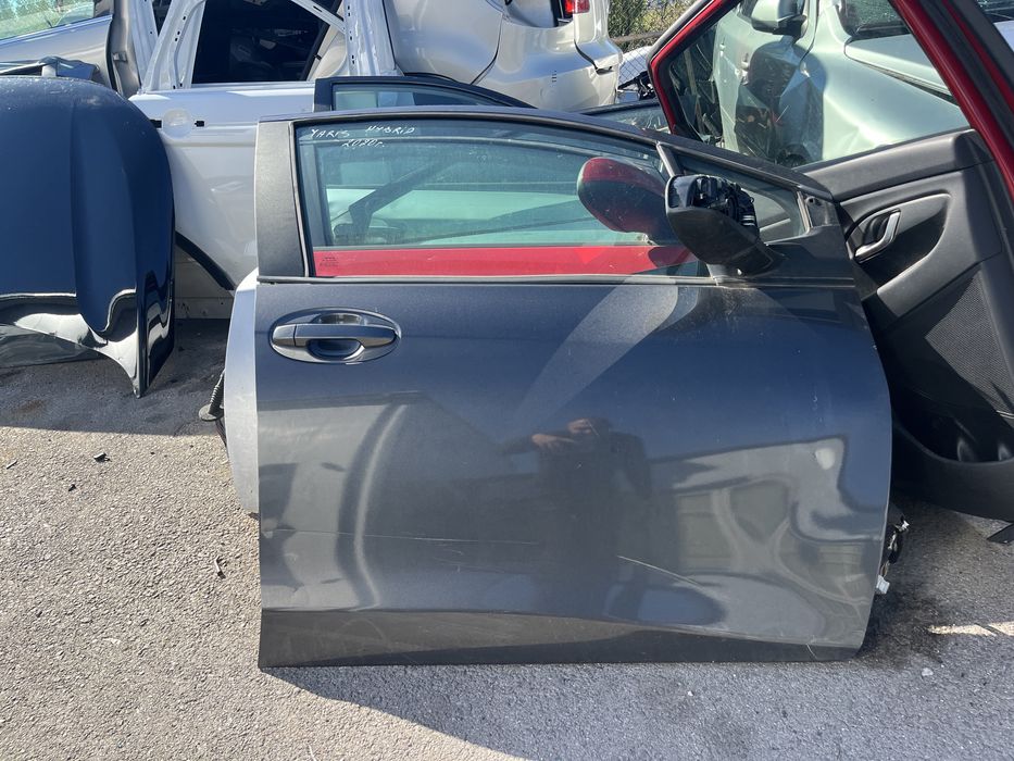 Врата и огледало Toyota Yaris 2020г