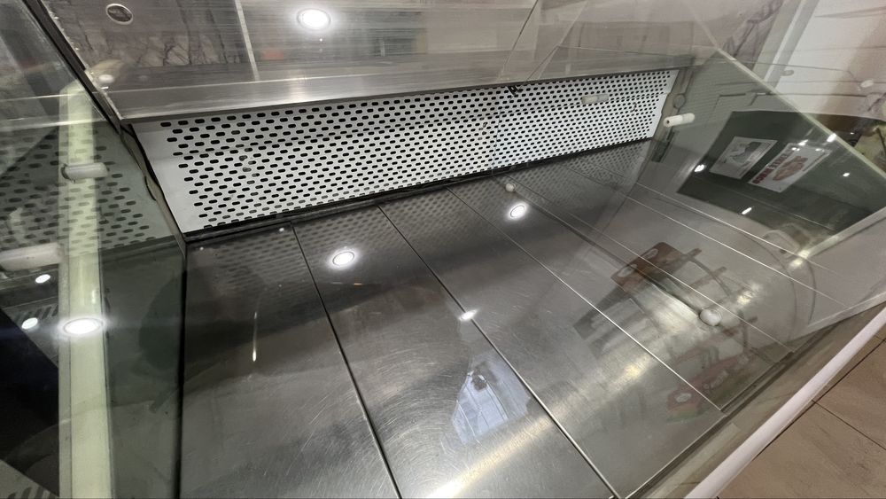 Продам холодильные витрины и холодильный ларь