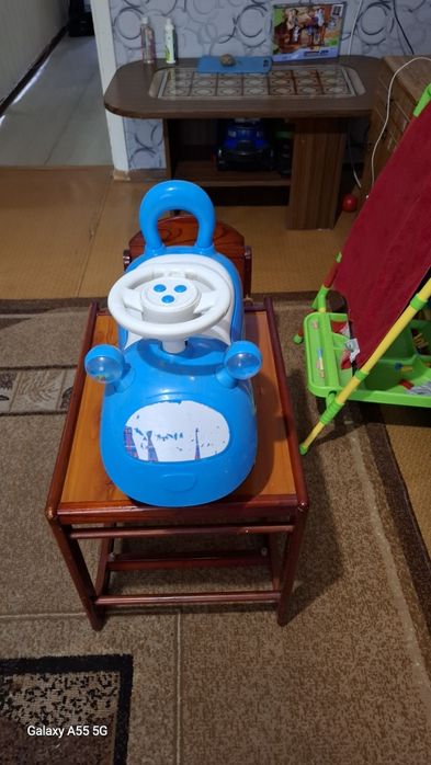 Столик со стулом и машинка