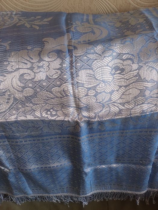 Продам скатерть на стол