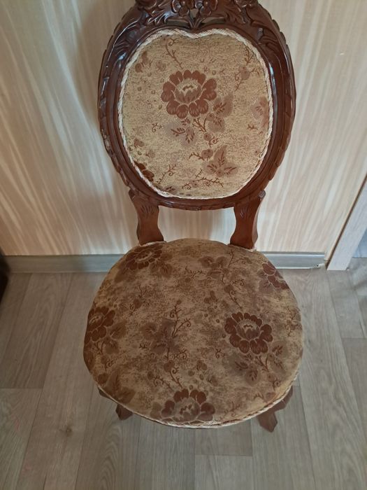 Продаю дубовые стулья