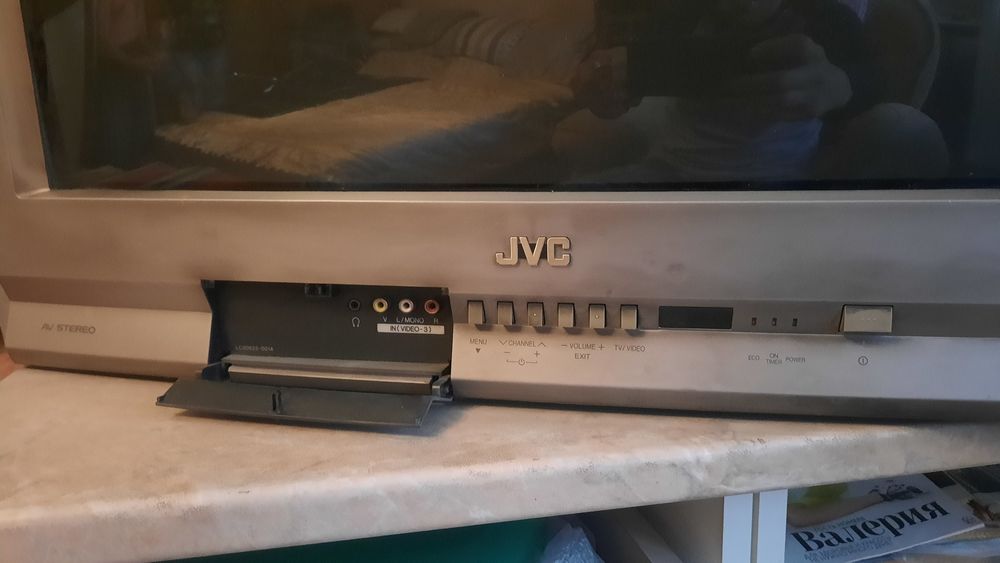 Телевизор JVC в рабочем состоянии