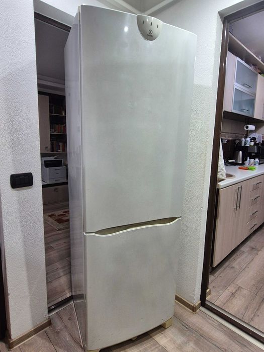 Frigider : Vând frigider Indesit în stare bună de funcționare.