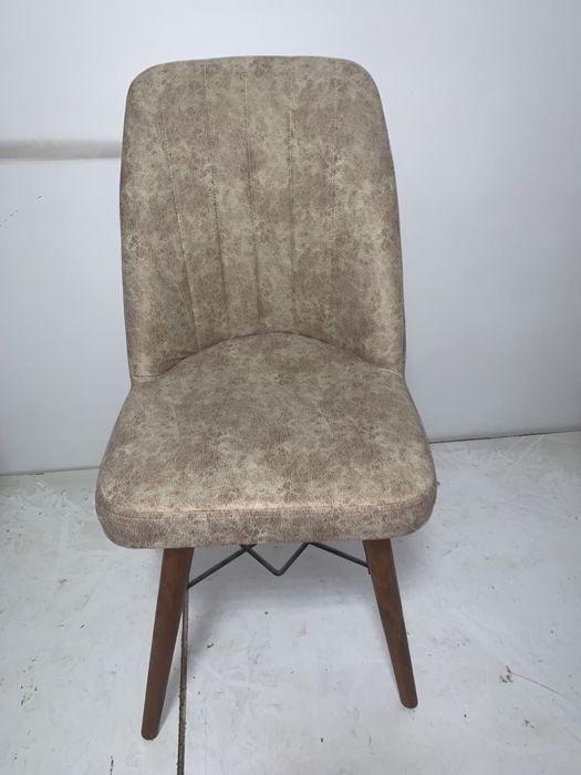 Трапвзна маса комплект със столове