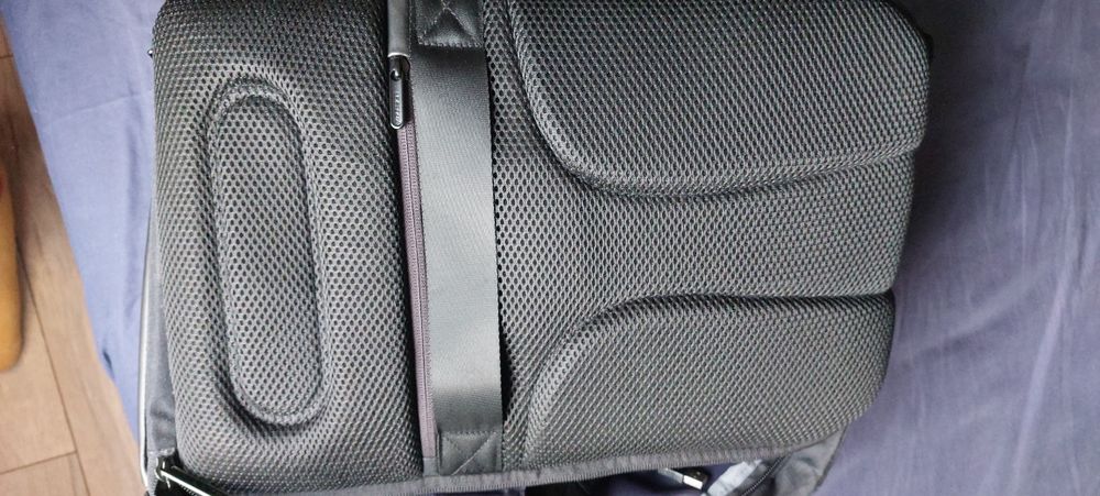 Rucsac antifurt XD Design negru nou ci USB și protecție RFID