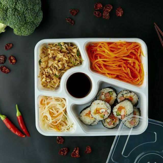 Одноразовые контейнеры с крышкой на 5 секций. Цена за штуку 2500 сум.