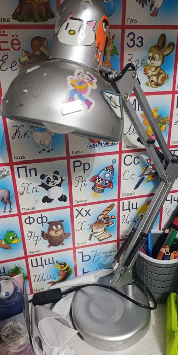 Лампа настольная рабочая серебристого цвета