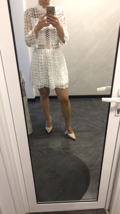 Бяла дантелена рокля