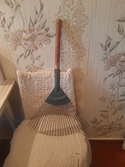 Грабли,тяпка,веник,полка метал