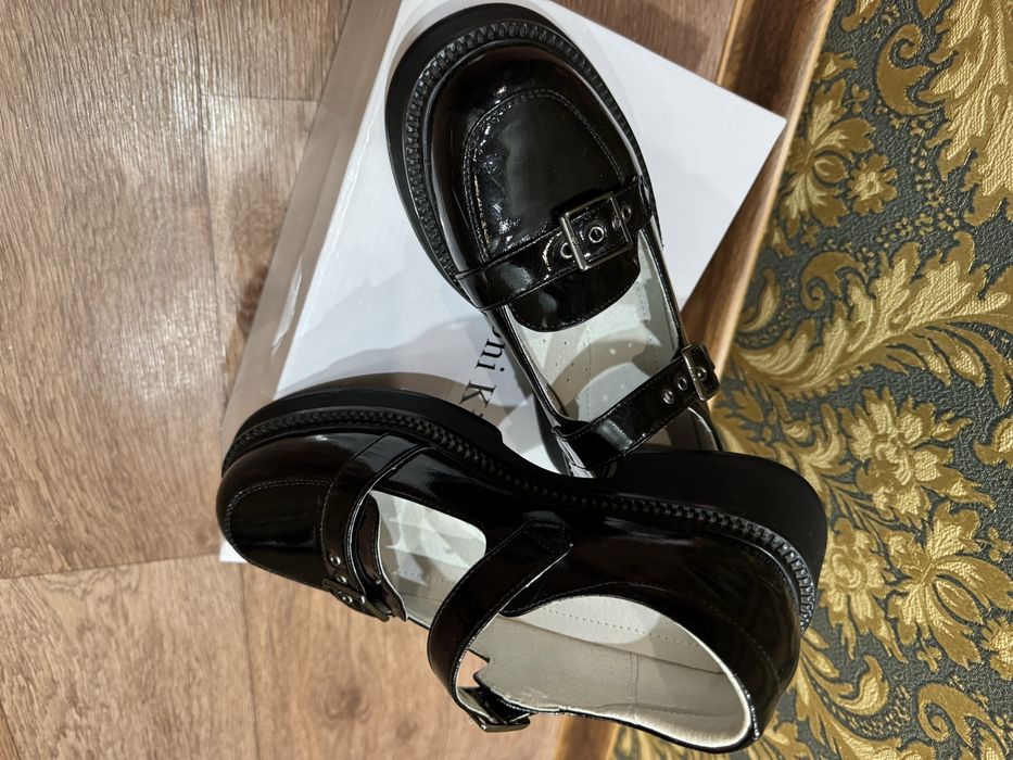 Продам школьную обувь для девочки