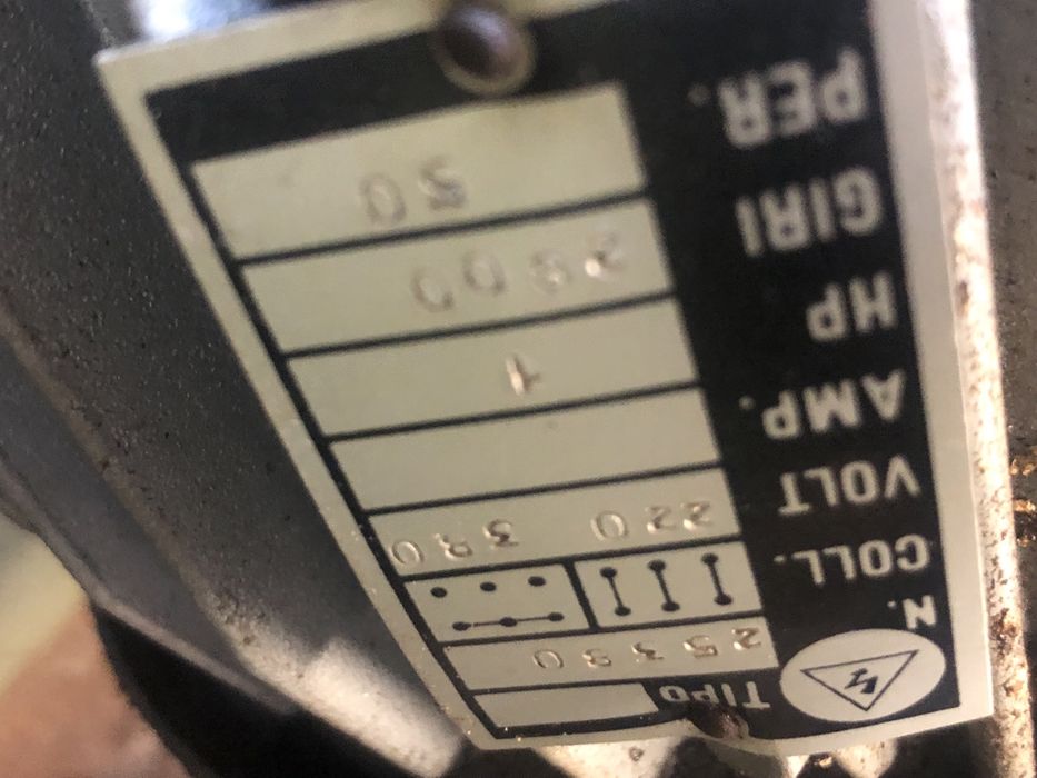 Masina de debitat hidraulica 380 v 1 kw  si foarfec mana pentru tabla