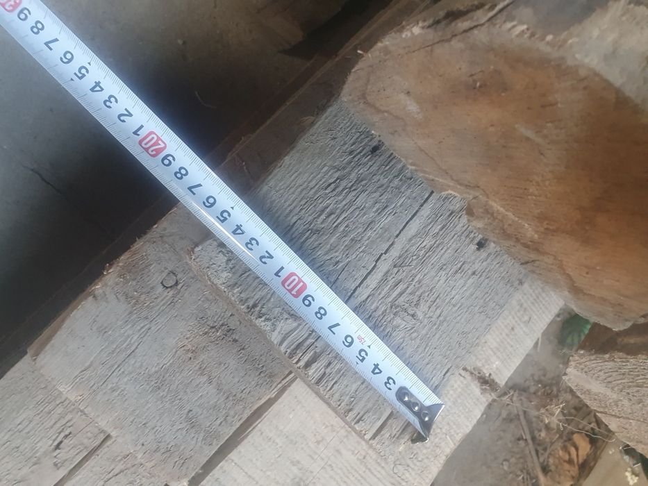 Лес необрезной балки стропила