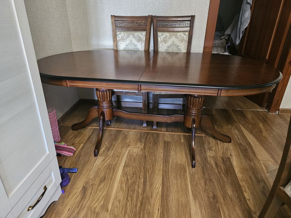 Срочно продам стол и 6 стульев