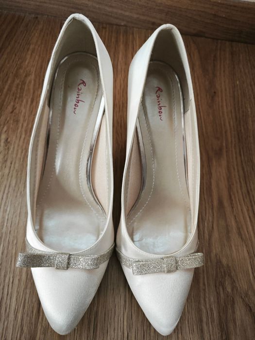 Бели дамски обувки