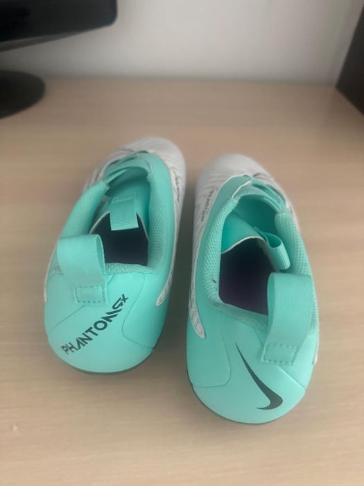 Бутсы NIKE        .