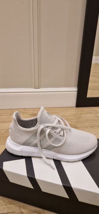 Кроссовки  adidas,