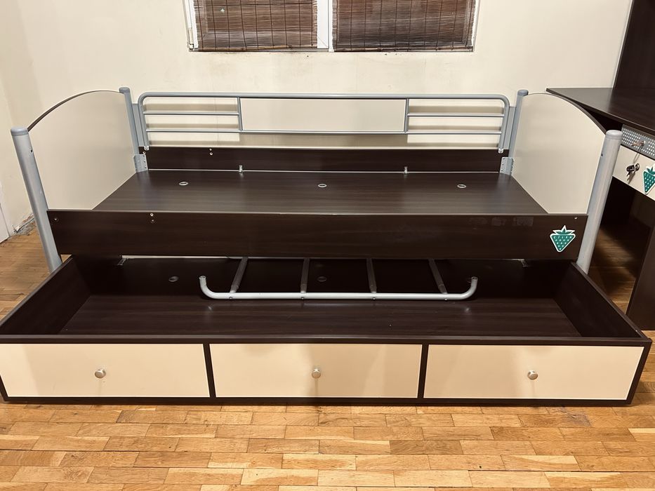 Продавам комплект обзавеждане за детска/тийн стая