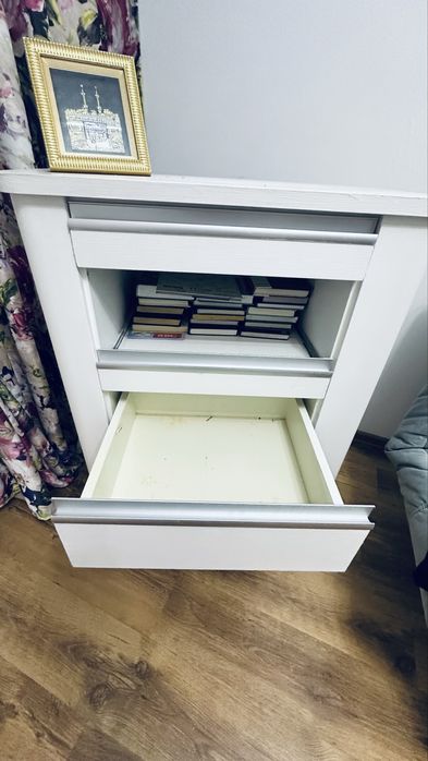 Раздвижной белый комод, с ручками.