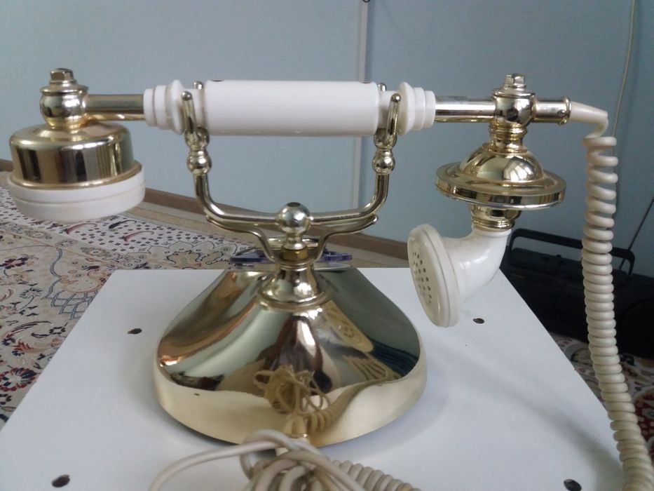 Антиквариат      Телефон    с    Часами.