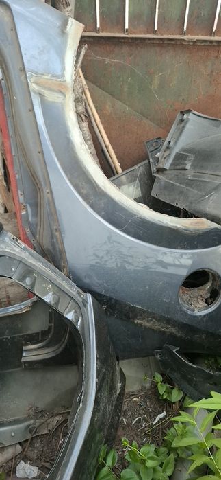 Aripa dreapta spate asta H sedan
