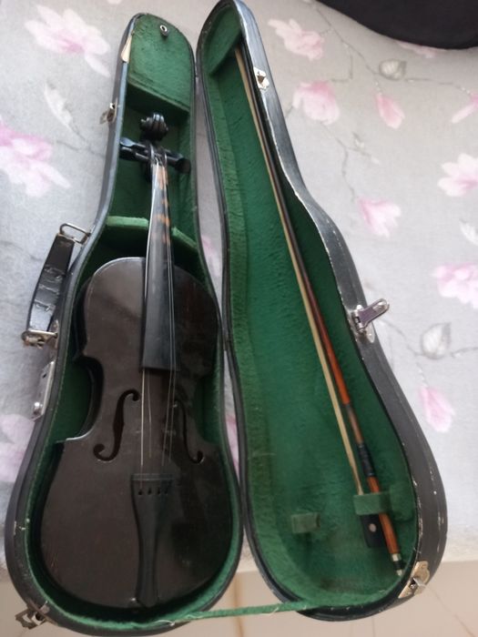 Vand )  vioara cea din poza este foarte veche