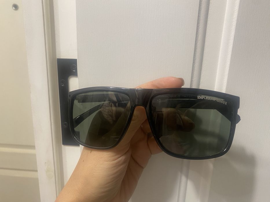 Продаються очки Armani
