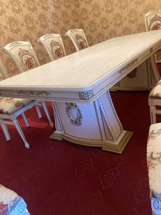 Продам стол и стулья в идеальном состоянии