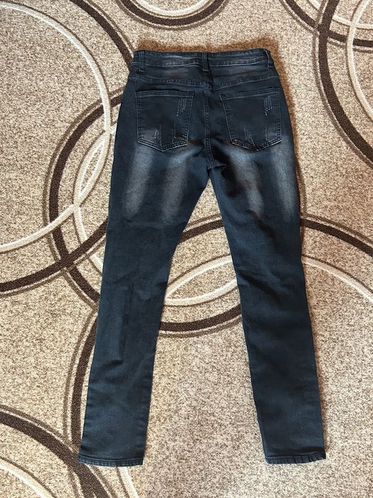 Мъжки черни накъсани дънки с нашивки и "череп" – Размер M