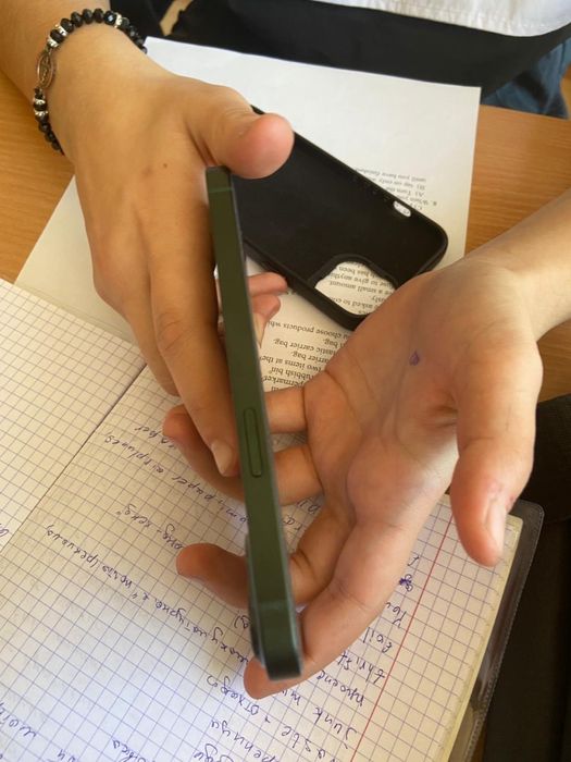 Продам Iphone 13