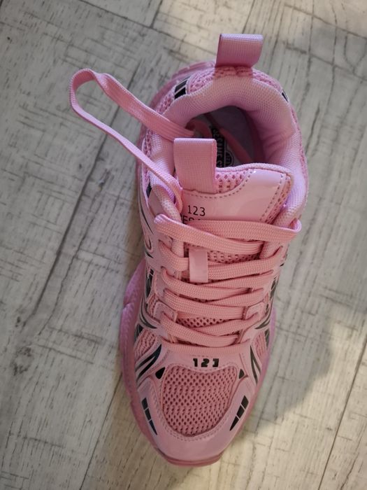 Продаются кроссовки