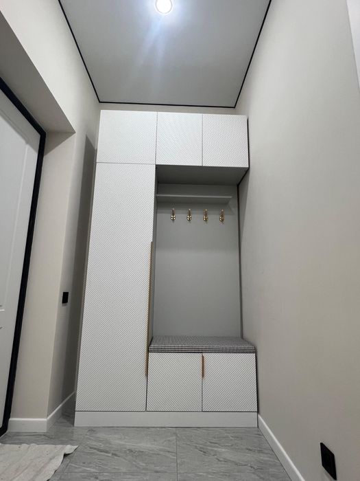 Белый рифлёный шкаф для прихожей