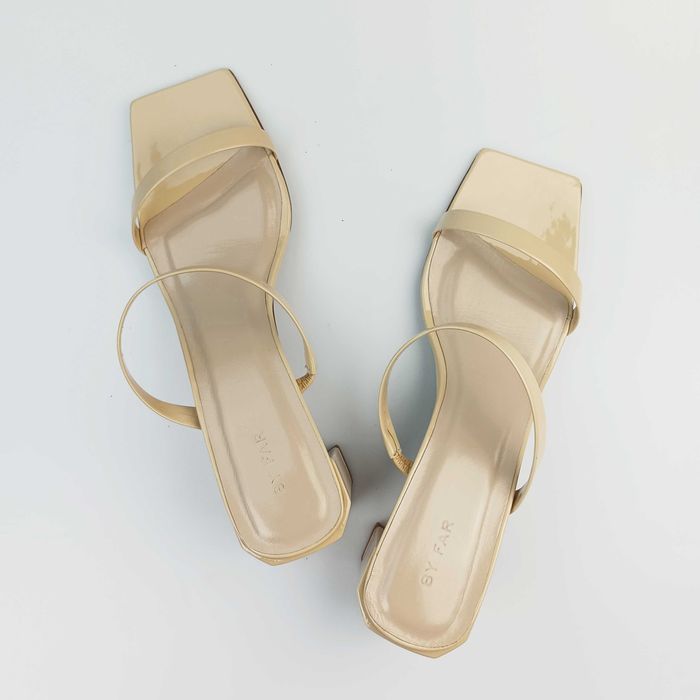 Лачени чехли BY FAR Tanya Patent Leather Mules, дамски сандали цвят нуд / бежово, летни дамски обувки, елегантни дамски сандали