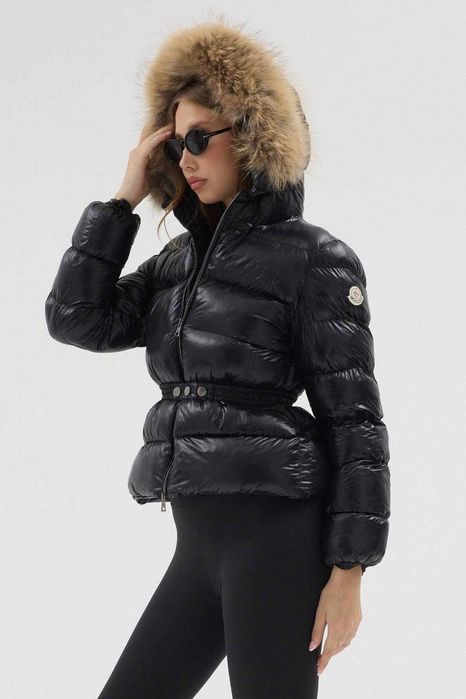 Moncler вталено дамско яке с качулка