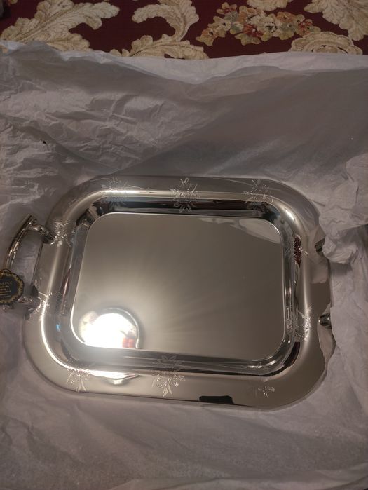 Продаются подносы ресторанного типа.