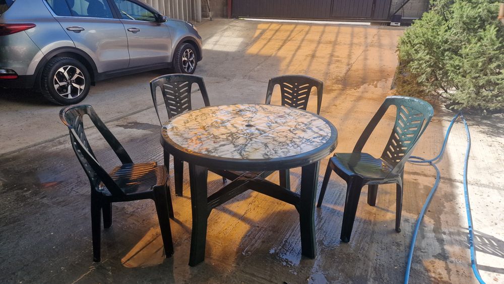 пластиковый стол и стулья