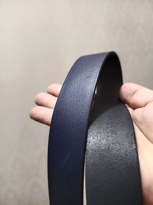 Кожаный ремень синего цвета.